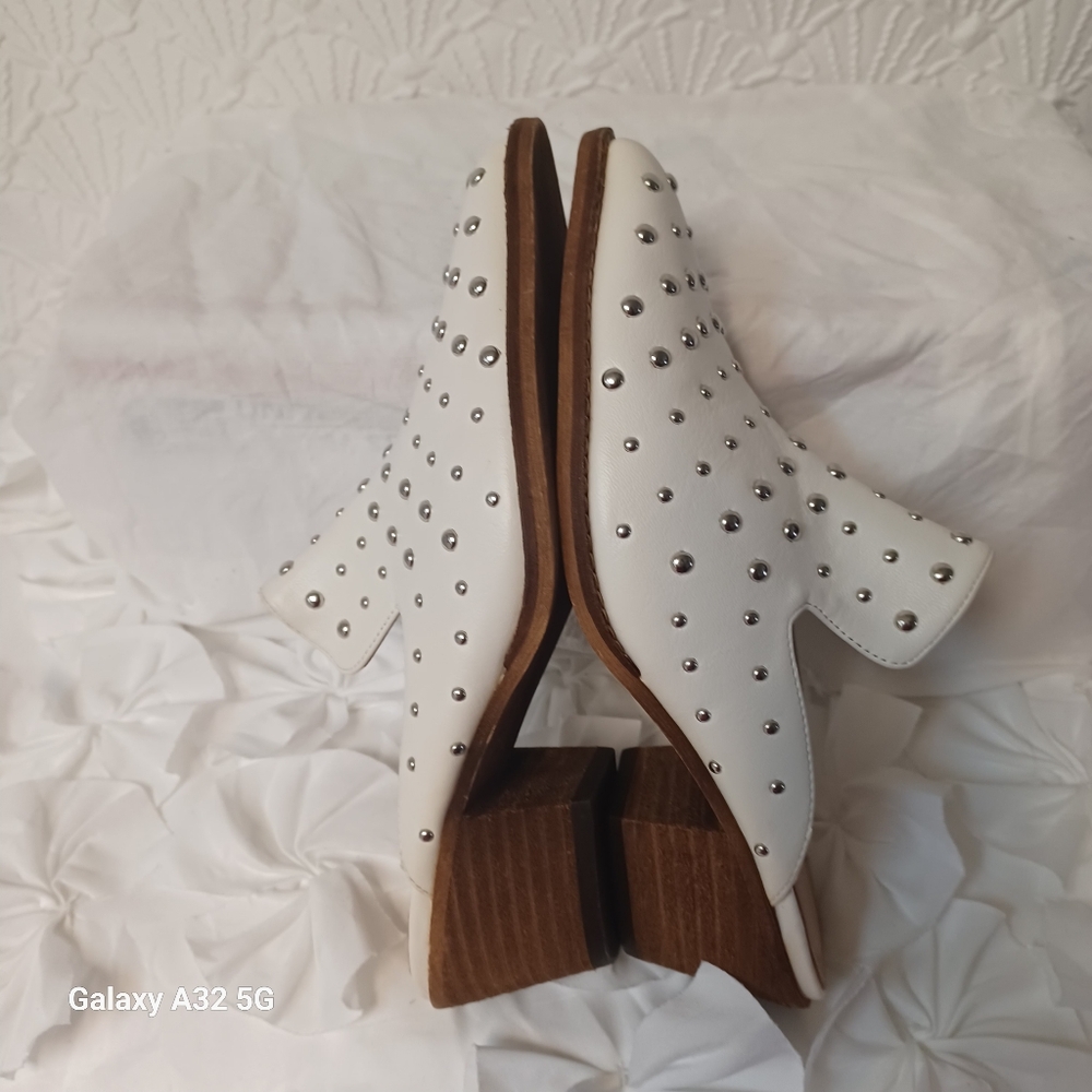 ARIDER GIRL Size 7.5 Studded White Mules - Picture 10 of 13